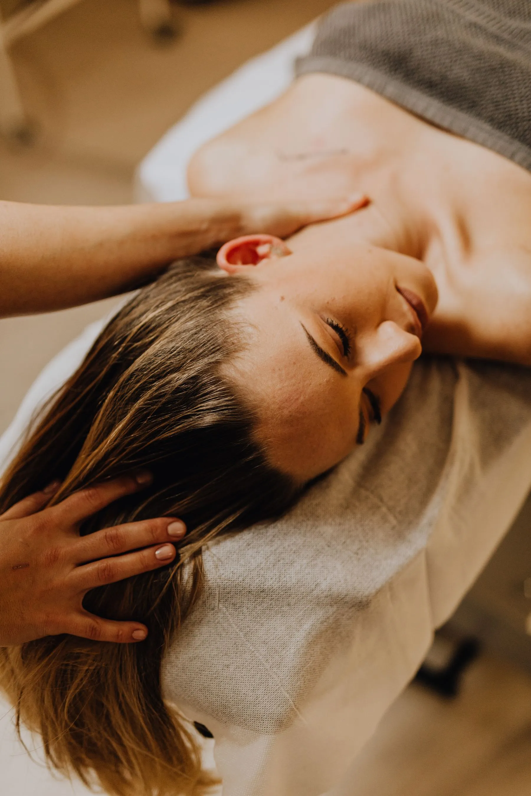 Massage de la nuque, cliente détendue les yeux fermés